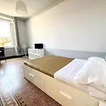 Free Parking 5 Minutes From The Station Apartment *