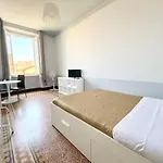 Free Parking 5 Minutes From The Station Apartment