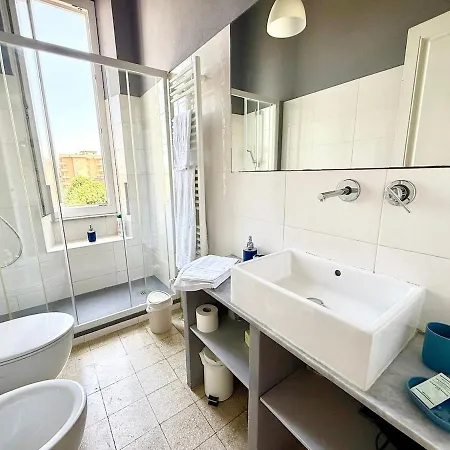 Free Parking 5 Minutes From The Station *