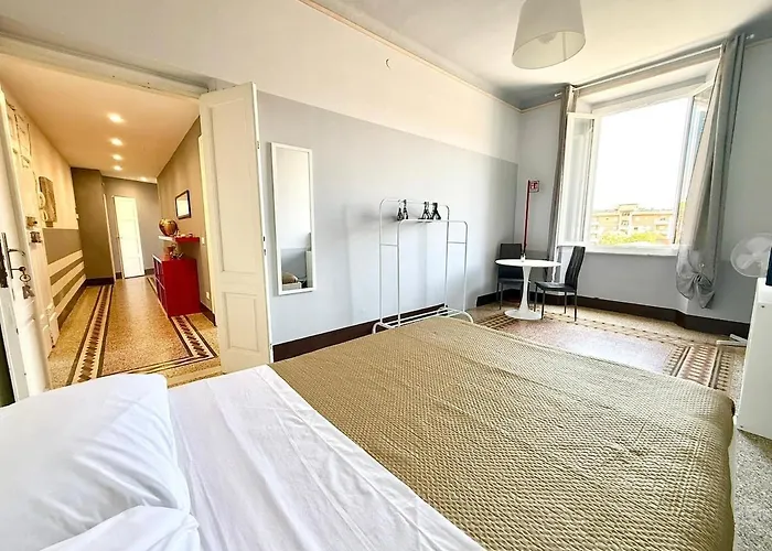 Free Parking 5 Minutes From The Station Apartment *