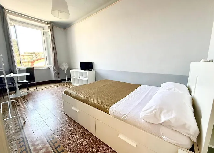 Free Parking 5 Minutes From The Station Apartment *