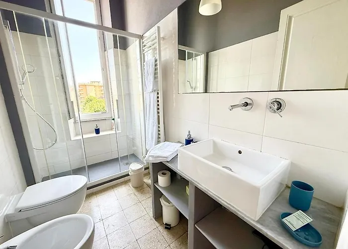 Free Parking 5 Minutes From The Station *